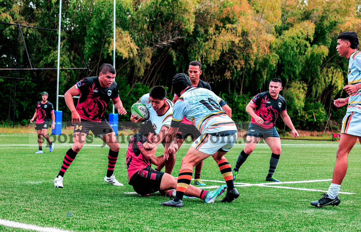 战术板俯拍，画有攻防路线与标注点，冷蓝底色上有一道金属金轨迹